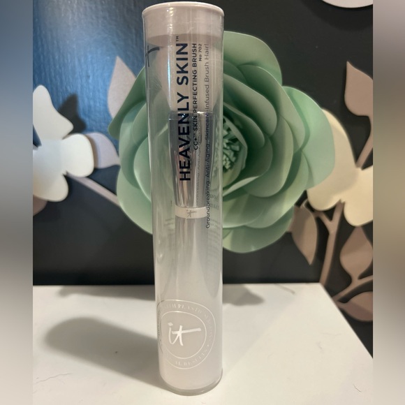 IT Cosmetics Heavenly Skin Perfecting Brush - Picture 1 of 3